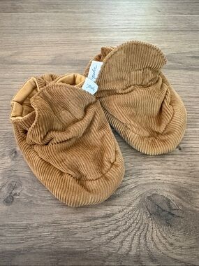 Pehr corduroy bootie in ochre- crib slippers 6-12 months EUC
